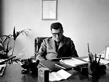 Ferrucio Lamborghini na dobovém snímku ve své pracovně