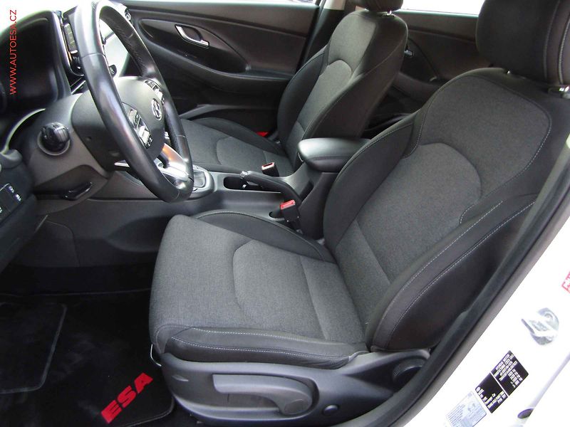 Hyundai i30 (2021) 1.6 CRDi, 1.maj,ČR, LED - fotka 9 z 22
