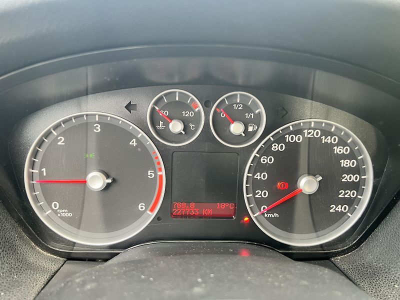 Ford Focus 1,6TDCI 74KW,KLIMA,2xPNEU - fotka 32 z 39