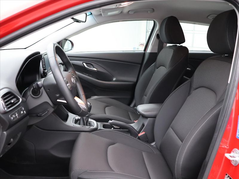 Hyundai i30 1,4 T-GDI 103 kW Style Fastbac - fotka 10 z 33