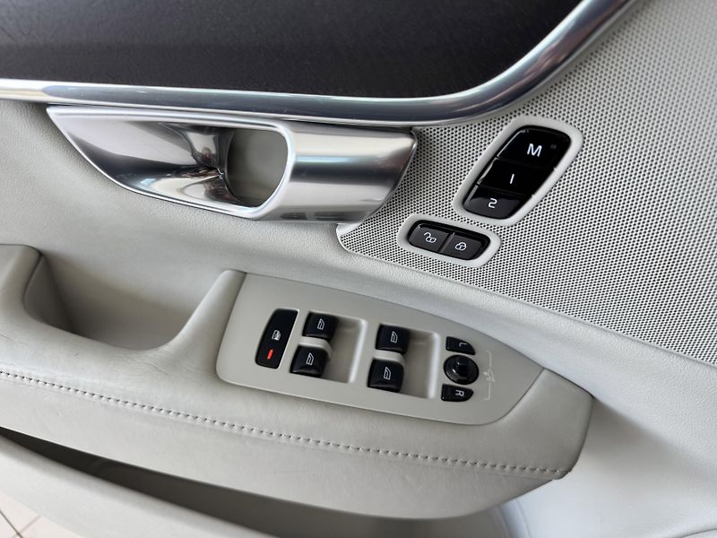 Volvo V90 CC*D5 173kW*AWD*KeyLess*Tažné - fotka 26 z 34