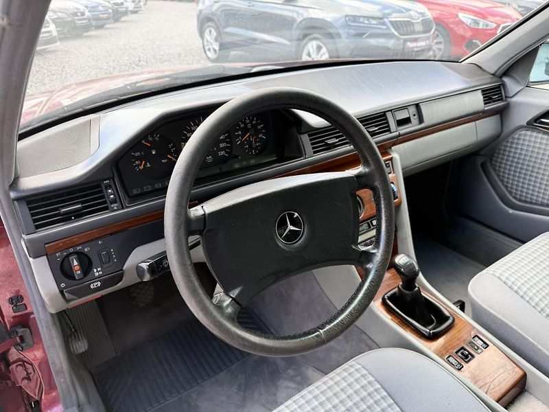 Mercedes-Benz 124 300 D 83kW ČR - fotka 10 z 17