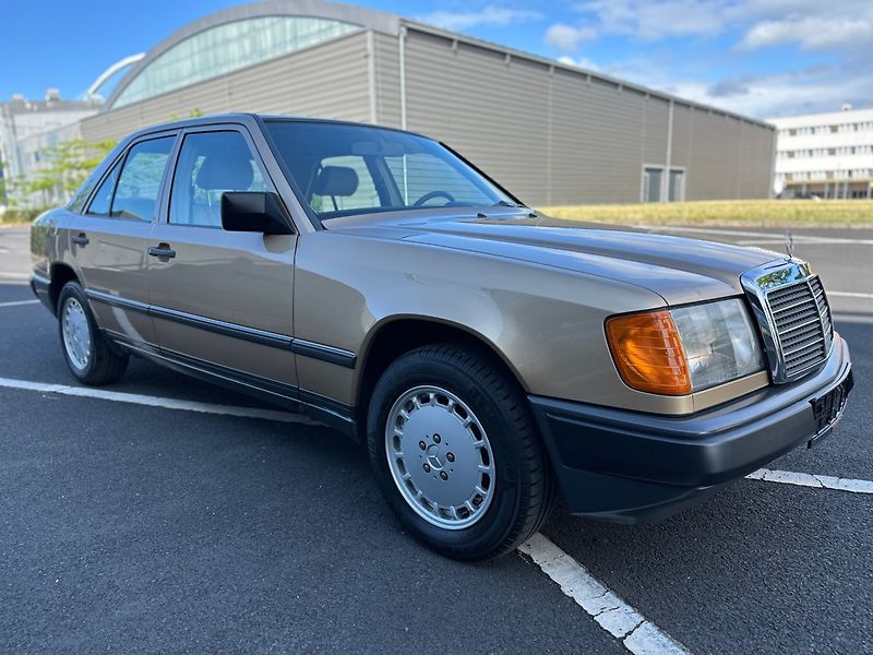 Mercedes-Benz 124 (1986) 230E 97kw - fotka 3 z 50