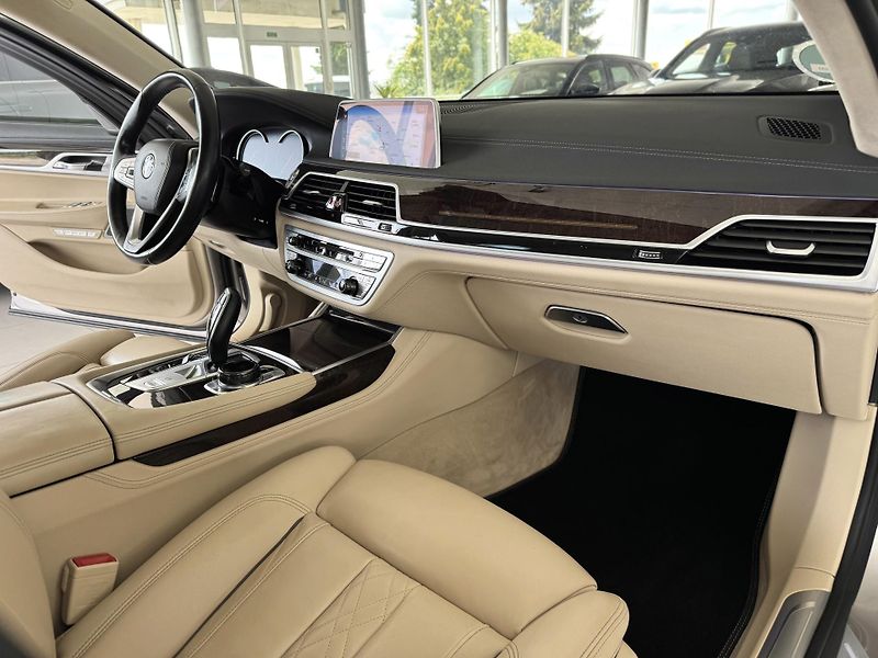 BMW Řada 7 730d xDrive*Laser*Dověry*Masáž - fotka 13 z 46
