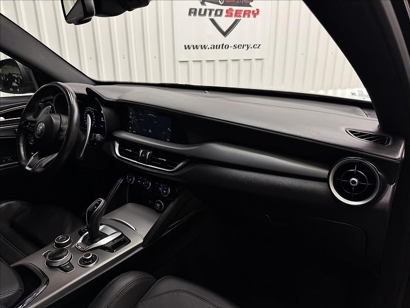Alfa Romeo Stelvio VELOCE 206kW Q4 PANO TAŽNÉ R21 - fotka 39 z 43