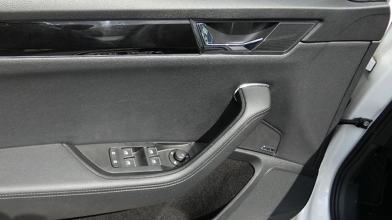 Škoda Superb 2,0 TDI 4x4 140kW L&K - fotka 9 z 30
