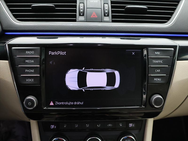 Škoda Superb 1,8 TSI 132kW DSG CZ L&K - fotka 29 z 42
