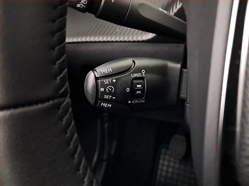 Peugeot 2008 (2025) Allure 1.2 PureTech - fotka 17 z 21