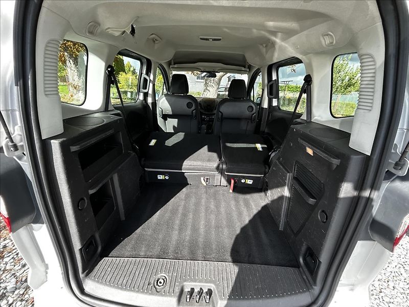 Ford Tourneo Courier 1,0 i 74 kW  Tempomat,Isofix - fotka 38 z 50