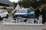 Slavnostní okamžik, kdy čínská automobilka Chery oznámila vstup na český trh se odehrál v areálu ve Voděrádkách u Prahy.
