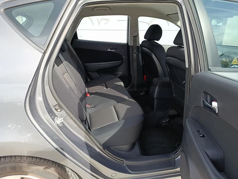 Hyundai i30 1.4 CVVT 80kW ČR  - fotka 16 z 31