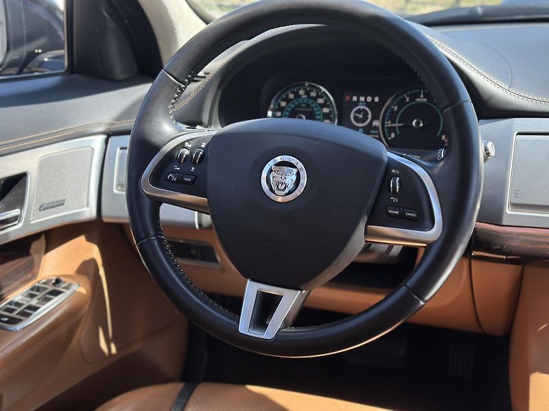Jaguar XF (2012) Jaguar XF 2012 - fotka 10 z 17