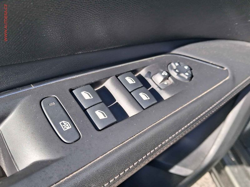 Peugeot 3008 (2019) 1.2 PT, Allure, AT, navi - fotka 13 z 17