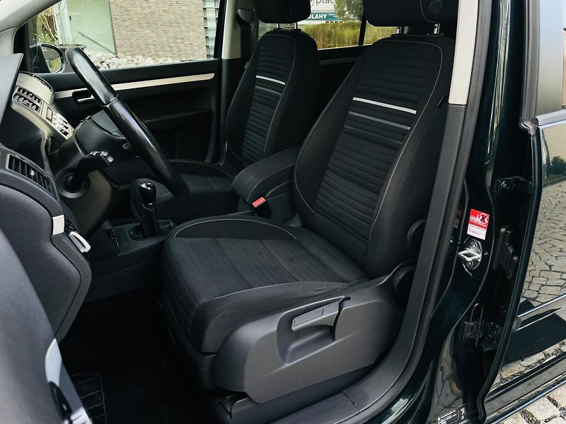 Volkswagen Touran 2.0TD MANUÁL 7MÍST SERVISKA - fotka 28 z 43