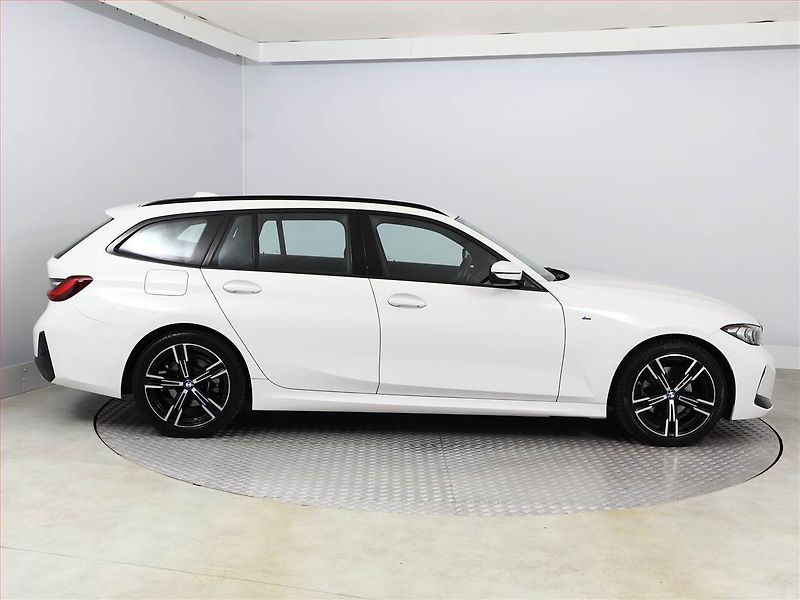 BMW Řada 3 (2022) 320 d xDrive - fotka 6 z 21