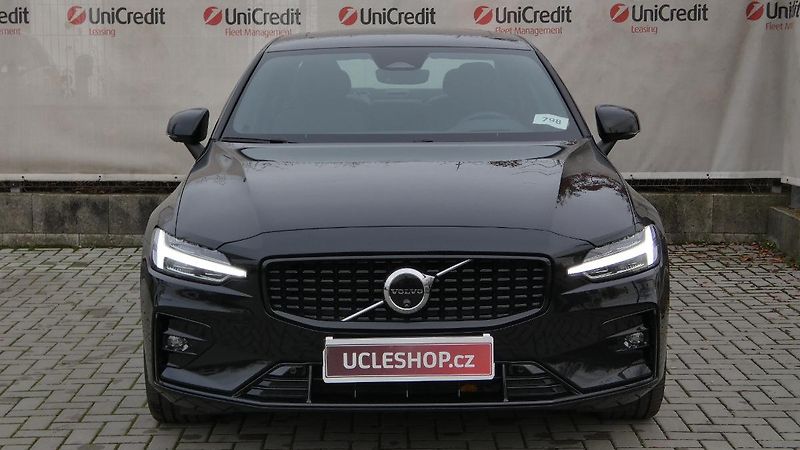 Volvo S60 B5 AWD Ultimate Dark - fotka 2 z 21
