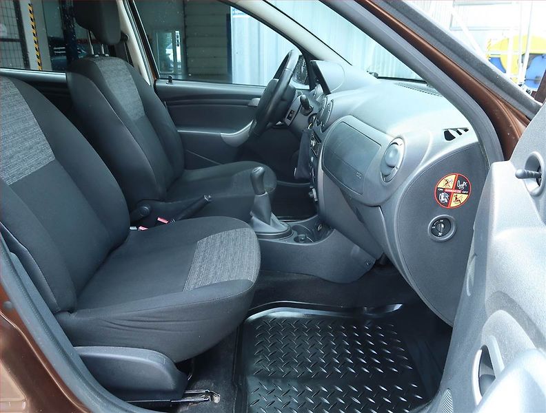 Dacia Duster (2012) 1.6 16V, Park. senzory - fotka 9 z 14