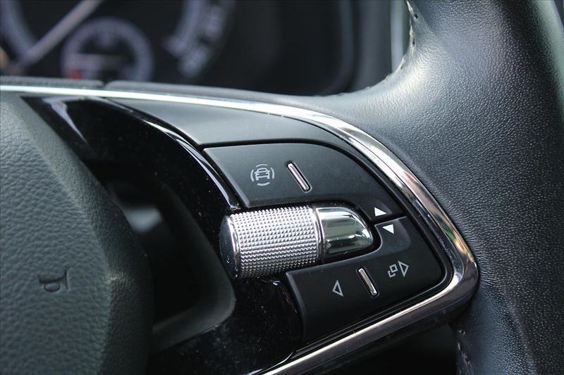 Škoda Karoq 2.0 TDI  NAVI DPH 1.MAJ ČR - fotka 16 z 28