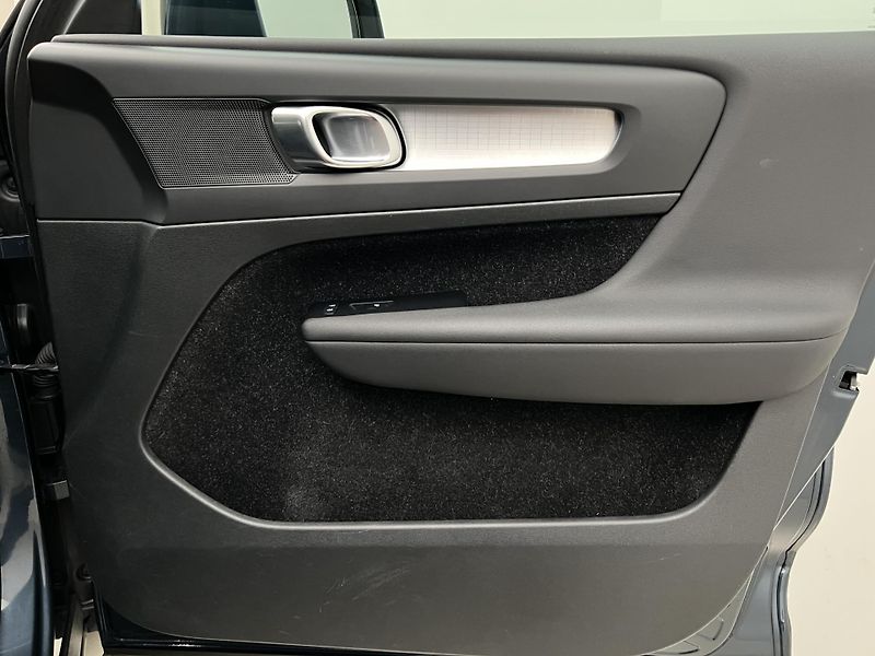 Volvo XC40 D3 MOMENTUM PRO MAN - fotka 34 z 34