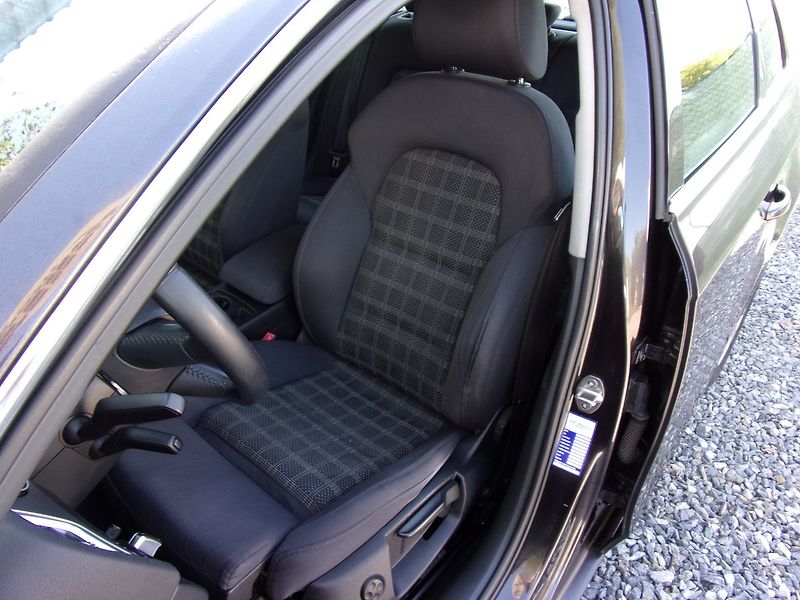 Audi A4 (2014) 2.0 TDi 100kW MANUÁL PĚKNÝ VŮZ - fotka 14 z 21