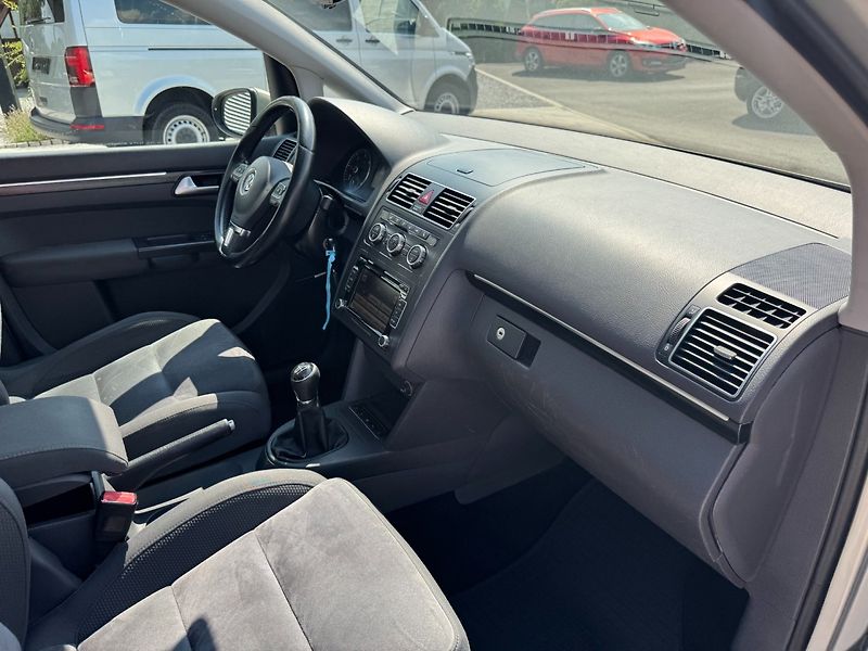Volkswagen Touran (2014) SKY 1.6 TDI 77kW - fotka 30 z 46