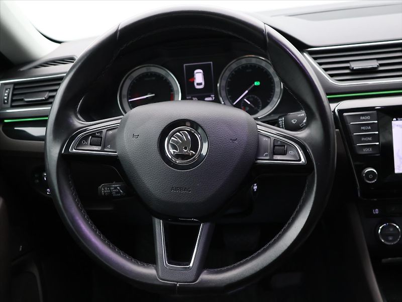 Škoda Superb 2,0 TDI 110kW DSG CZ L&K - fotka 21 z 35