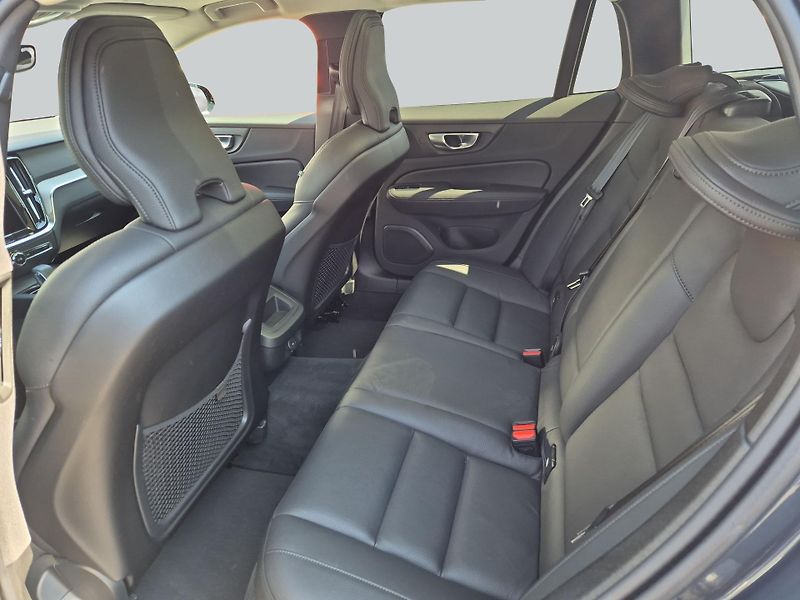 Volvo V60 B4 Plus Dark - fotka 10 z 15