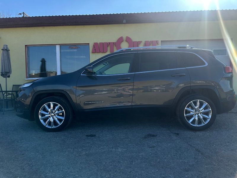 Jeep Cherokee 2.2 CRD 4x4/147kW/Automat/1MAJ - fotka 6 z 37