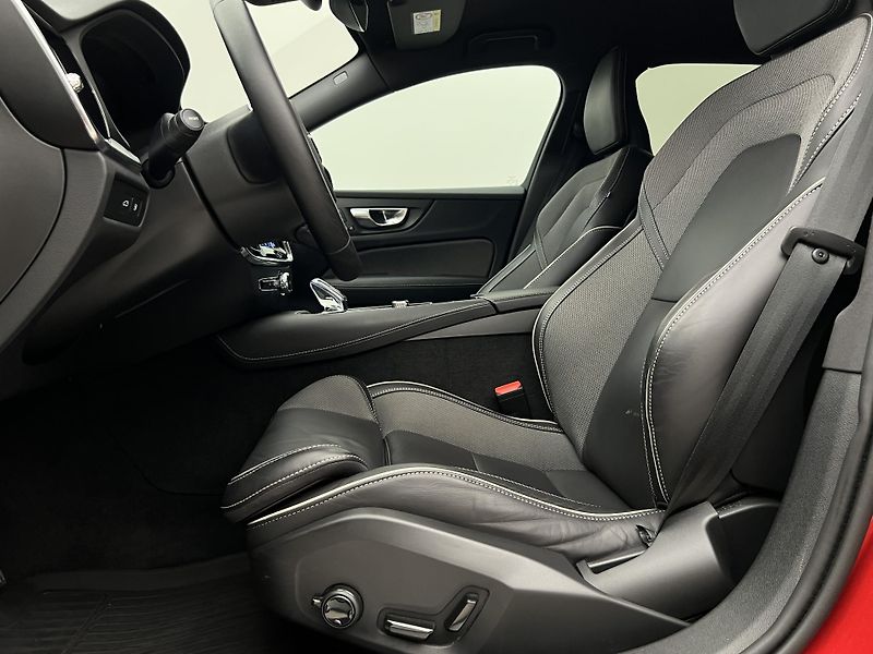 Volvo V60 T6 AWD DARK PLUS RECHARGE AUT - fotka 3 z 48