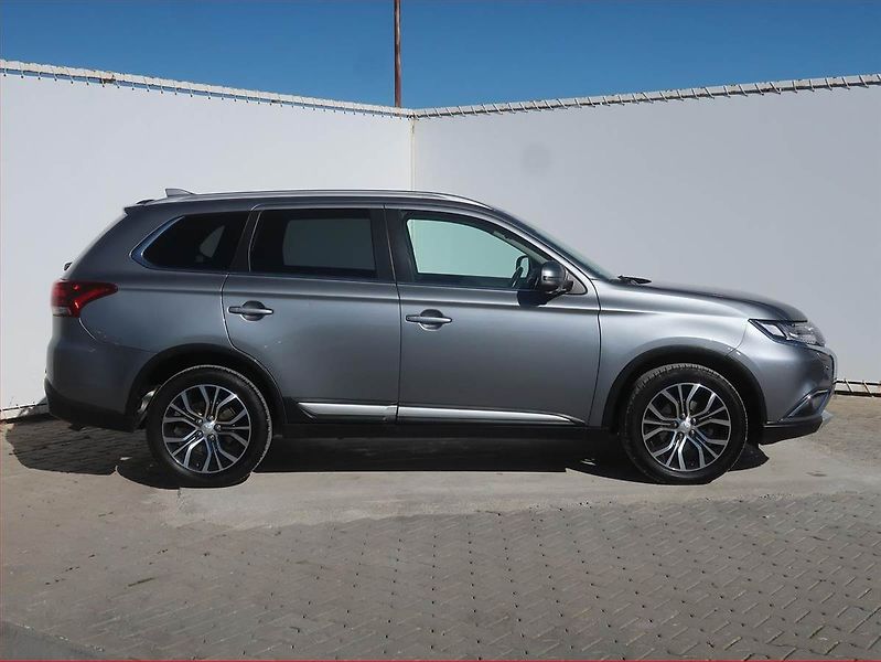 Mitsubishi Outlander (2017) Instyle 2.2 DI-D, 4X4 - fotka 6 z 18