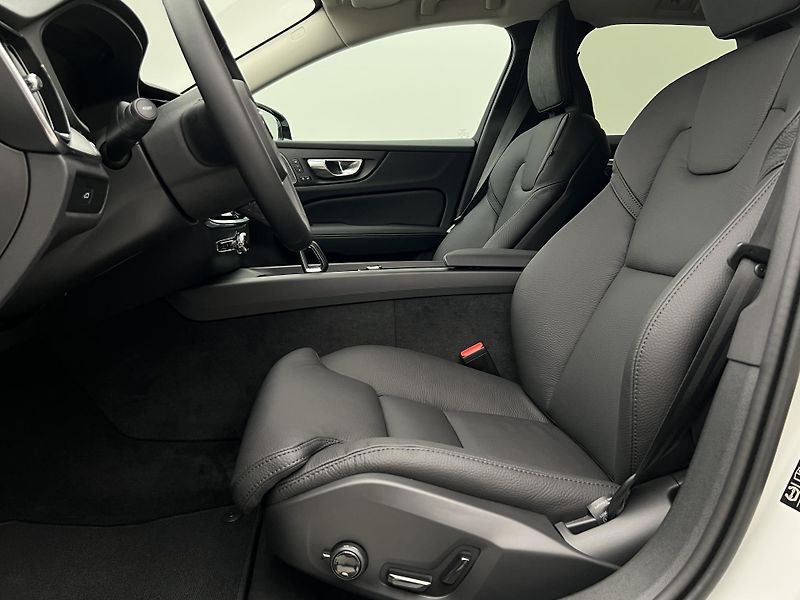 Volvo V60 (2026) B4 PLUS DARK AUT - fotka 3 z 44