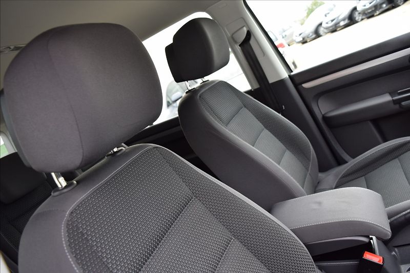 Volkswagen Touran 1,6 TDI 77KW BIXENON TAŽNÉ - fotka 38 z 40