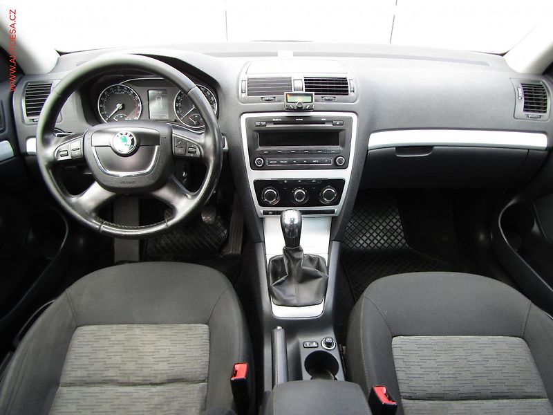 Škoda Octavia (2010) 1.6 TDi, AC, temp, tažné - fotka 8 z 20
