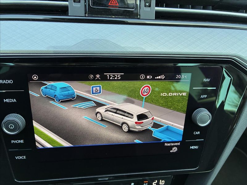Volkswagen Passat 2,0 TDI TAŽNÉ KAMERA EL.KUFR - fotka 22 z 29