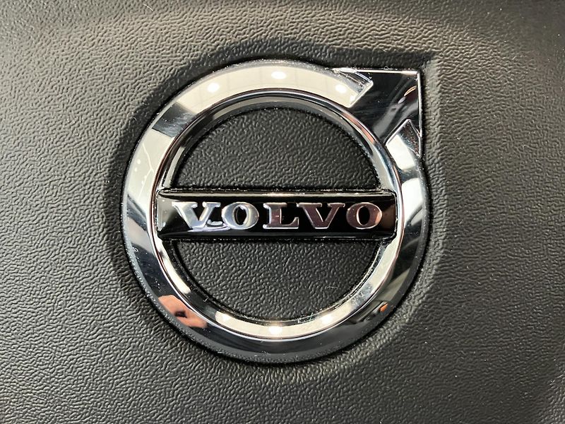 Volvo XC40 B3 FWD Plus Dark AT7 - fotka 39 z 39