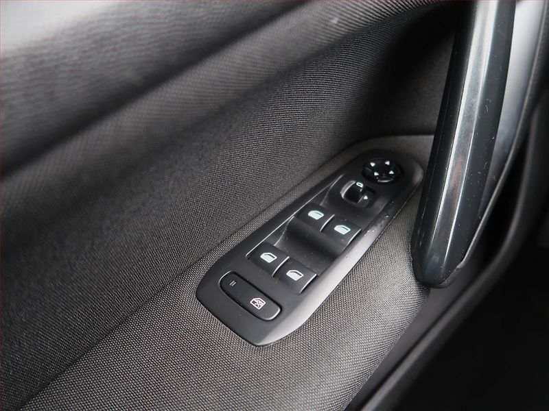 Peugeot 308 (2015) 1.6 e-HDi, Navi, Tempomat - fotka 16 z 20
