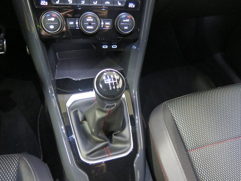 Volkswagen T-Roc (2020) 1.5TSI,klima,výhřev,2xkola - fotka 11 z 30