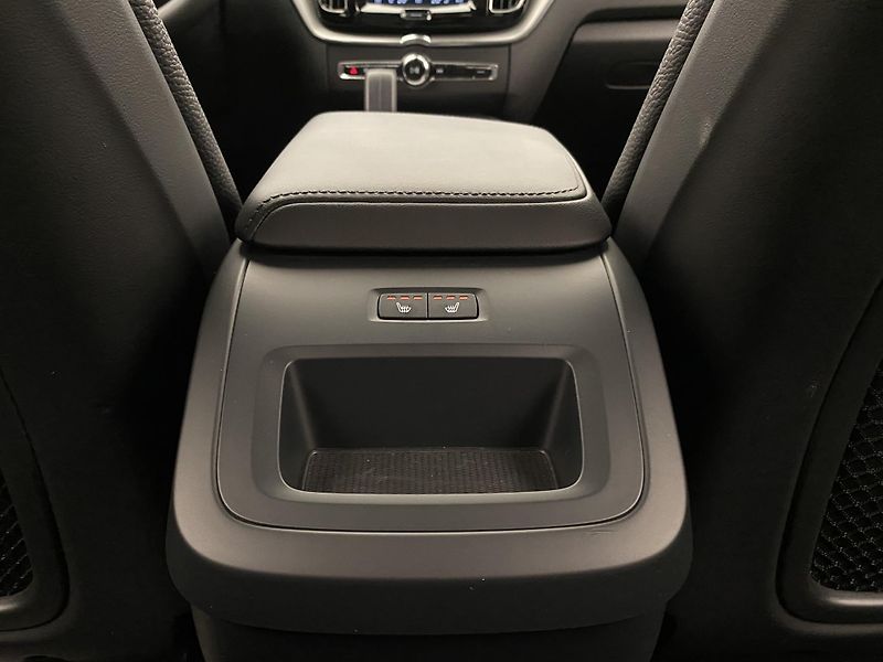 Volvo XC60 B4 AWD DARK PLUS AUT CZ - fotka 31 z 60