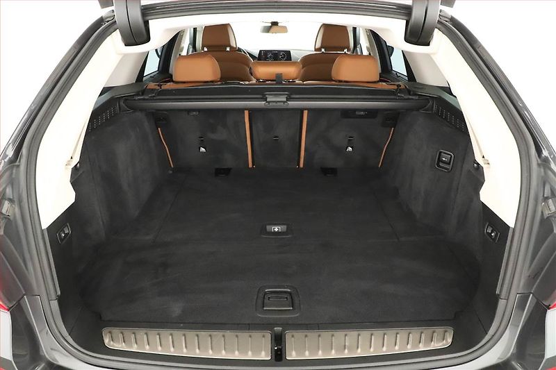 BMW Řada 5 (2018) Luxury Line 540i xDrive - fotka 19 z 20