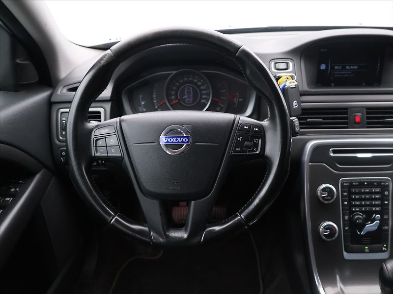 Volvo V70 2,0 D3 100kW Kinetic Dynamic D - fotka 12 z 23