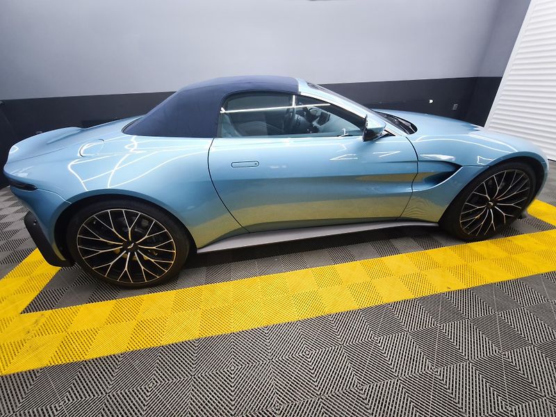 Aston Martin V8 Vantage (2022) - fotka 10 z 33