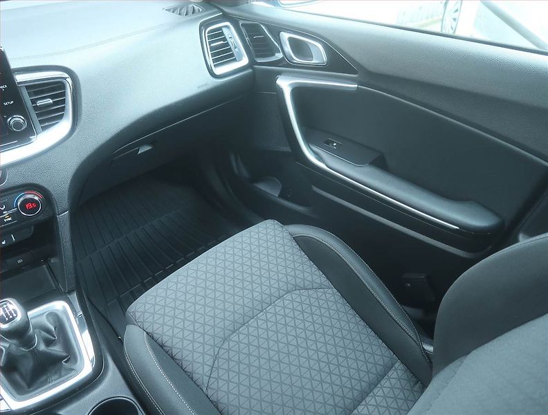 Kia Ceed (2020) Gold 1.0 T-GDI, Serv.kniha - fotka 8 z 16