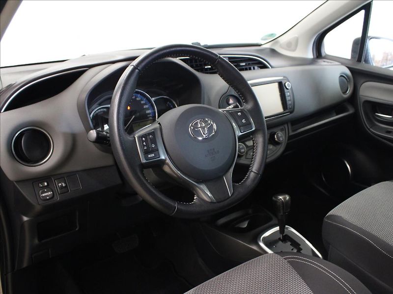 Toyota Yaris 1,5 i Hybrid Comfort At. - fotka 10 z 31