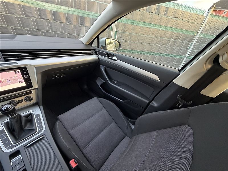 Volkswagen Passat 2.0 TDI Comfortline - fotka 10 z 21
