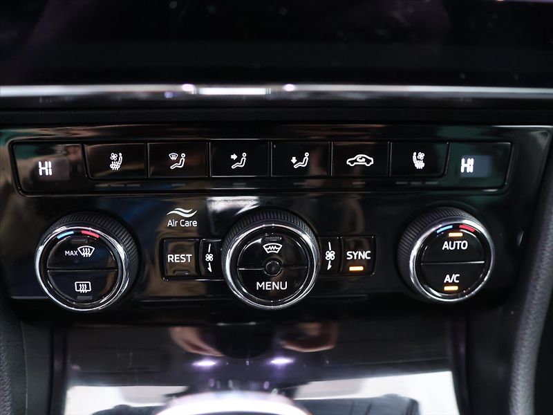 Škoda Superb 2,0 TDI DSG L&K CZ DPH - fotka 30 z 40