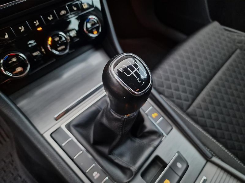 Škoda Superb 2.0TDI 110kW,původ ČR,1.Maj - fotka 35 z 50