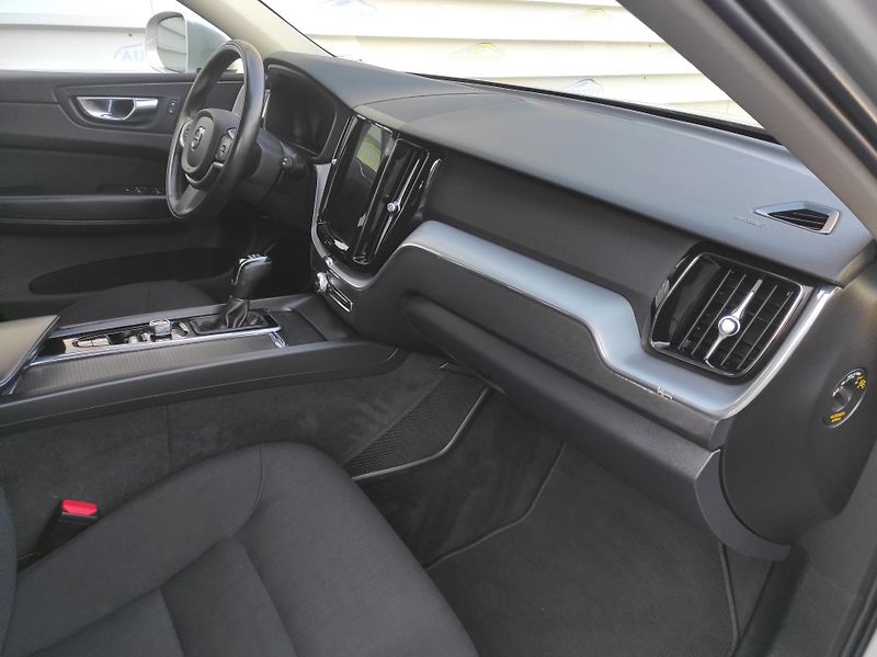 Volvo XC60 2,0 D3 Drive-E, Momentum Pro - fotka 19 z 41