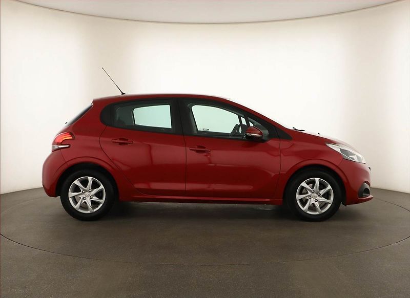 Peugeot 208 (2016) 1.2 PureTech, ČR,1.maj - fotka 6 z 17