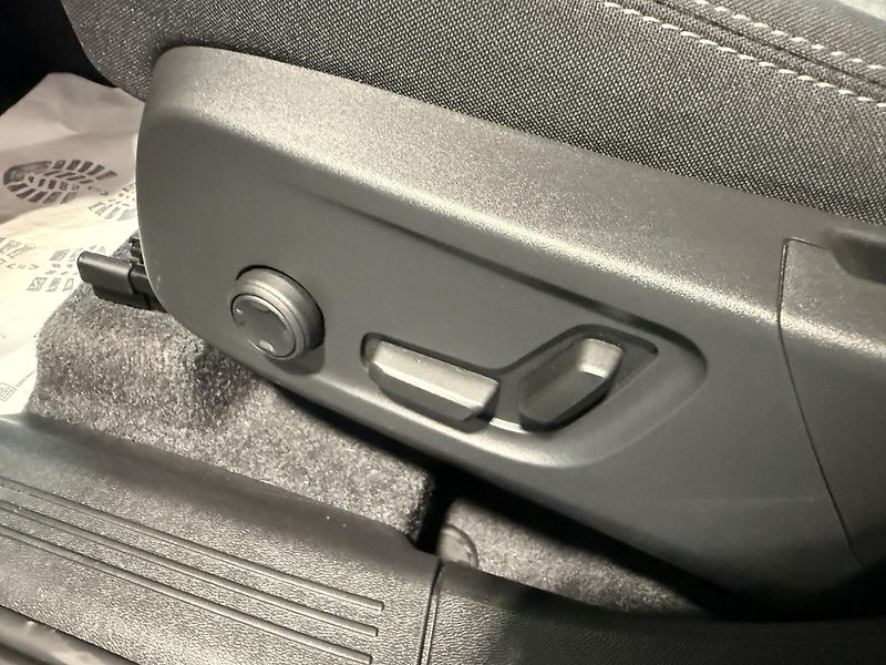 Volvo XC40 B3 Plus Dark DCT - fotka 12 z 17