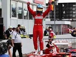 Fernando Alonso na špici závodního pole ve Velké ceně Německa.